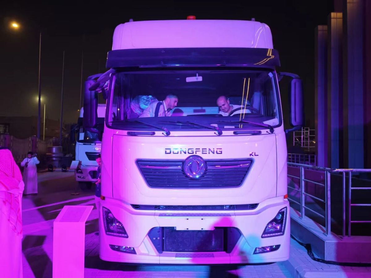 Dongfeng KL 6x4 tractor truck for container transport