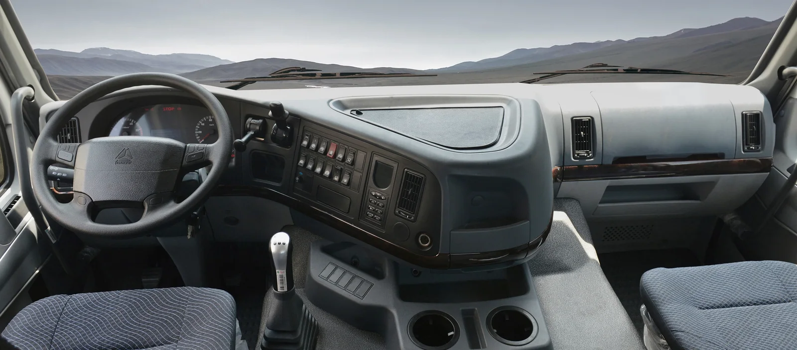 SINOTRUK HOWO-7 8x4 dump truck for bulk earthmoving - additional view 3