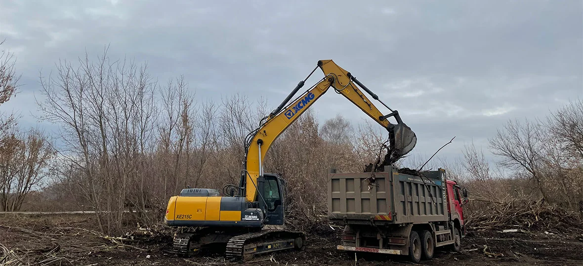 XCMG XE215C crawler excavator on a transparent background - additional view 2